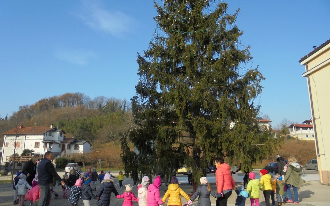 PREPEVANJE POD BOŽIČNO JELKO